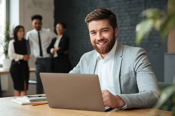 cheerful-young-caucasian-businessman_171337-727 (1)